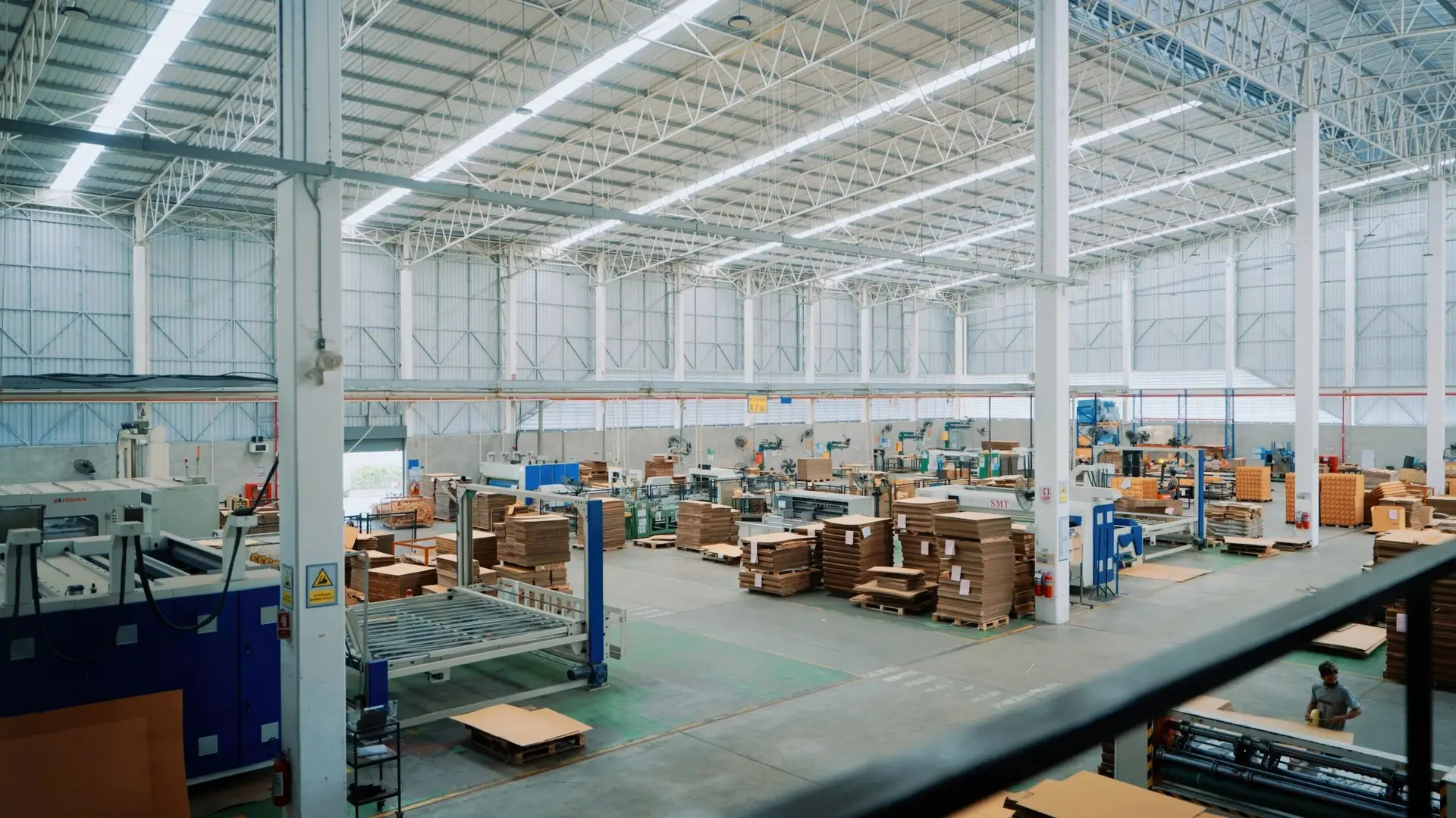 Modern commercial facility suited to autonomous cleaning robotics